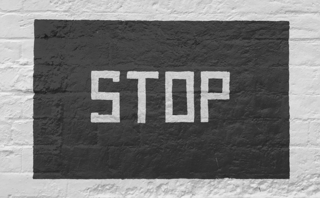 Esta imagen de una señal de alto destaca el tema del post: Robo de cuentas.