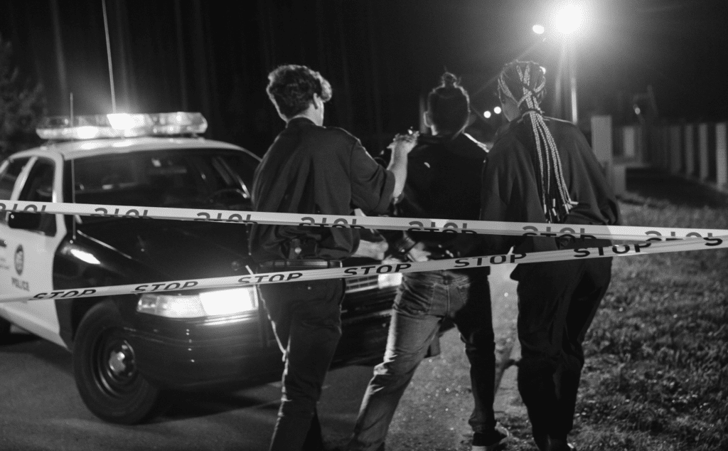 Esta imagen de policías arrestando a un sospechoso destaca el aumento de la falsificación y la aplicación de medidas contra la falsificación discutidas en esta guía.