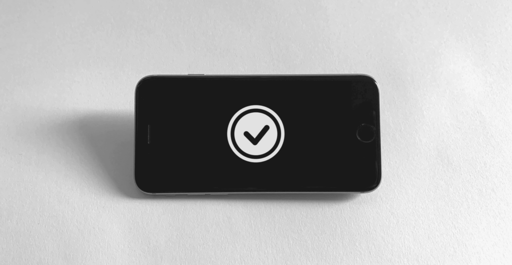 Dieses Bild eines geschütztes Smartphones veranschaulicht unser Thema: TikTok Shop und die Bedrohungen für Marken durch Rechtsverletzungen, Fälschungen und E-Commerce-Umsätze.